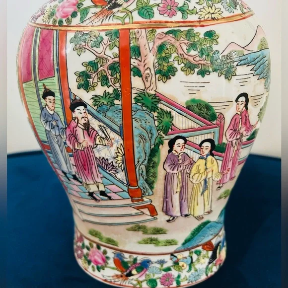 🛑SOLD🛑 Large Rose Medallion Porcelain Temple Jar - Picture 3 of 6
